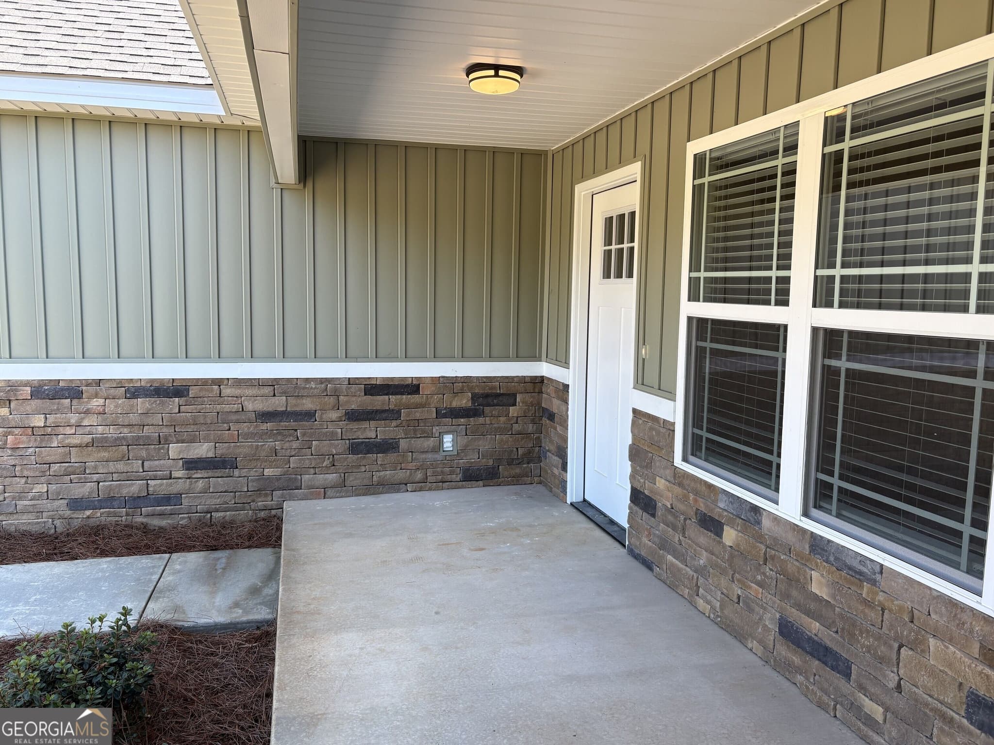 3 bedroom, 2 bathroom, 1,700 sq ft single family residence under contract at 221 Buckingham Parc Circle, East Dublin, GA 31027 — photo 2