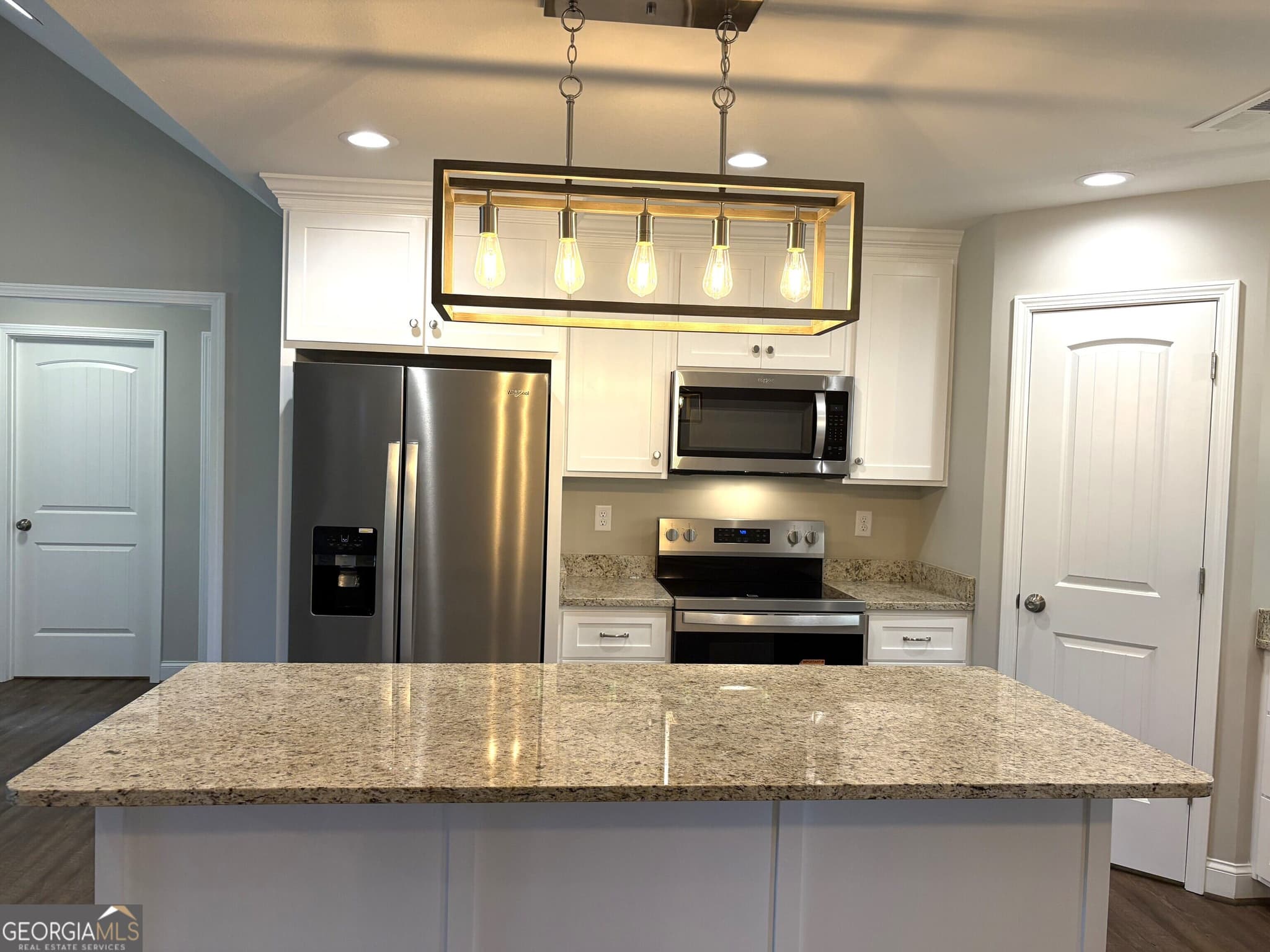 3 bedroom, 2 bathroom, 1,700 sq ft single family residence under contract at 221 Buckingham Parc Circle, East Dublin, GA 31027 — photo 7