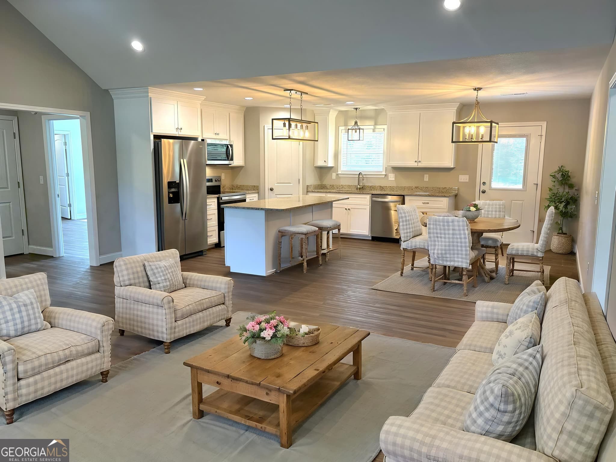 3 bedroom, 2 bathroom, 1,700 sq ft single family residence under contract at 221 Buckingham Parc Circle, East Dublin, GA 31027 — photo 3