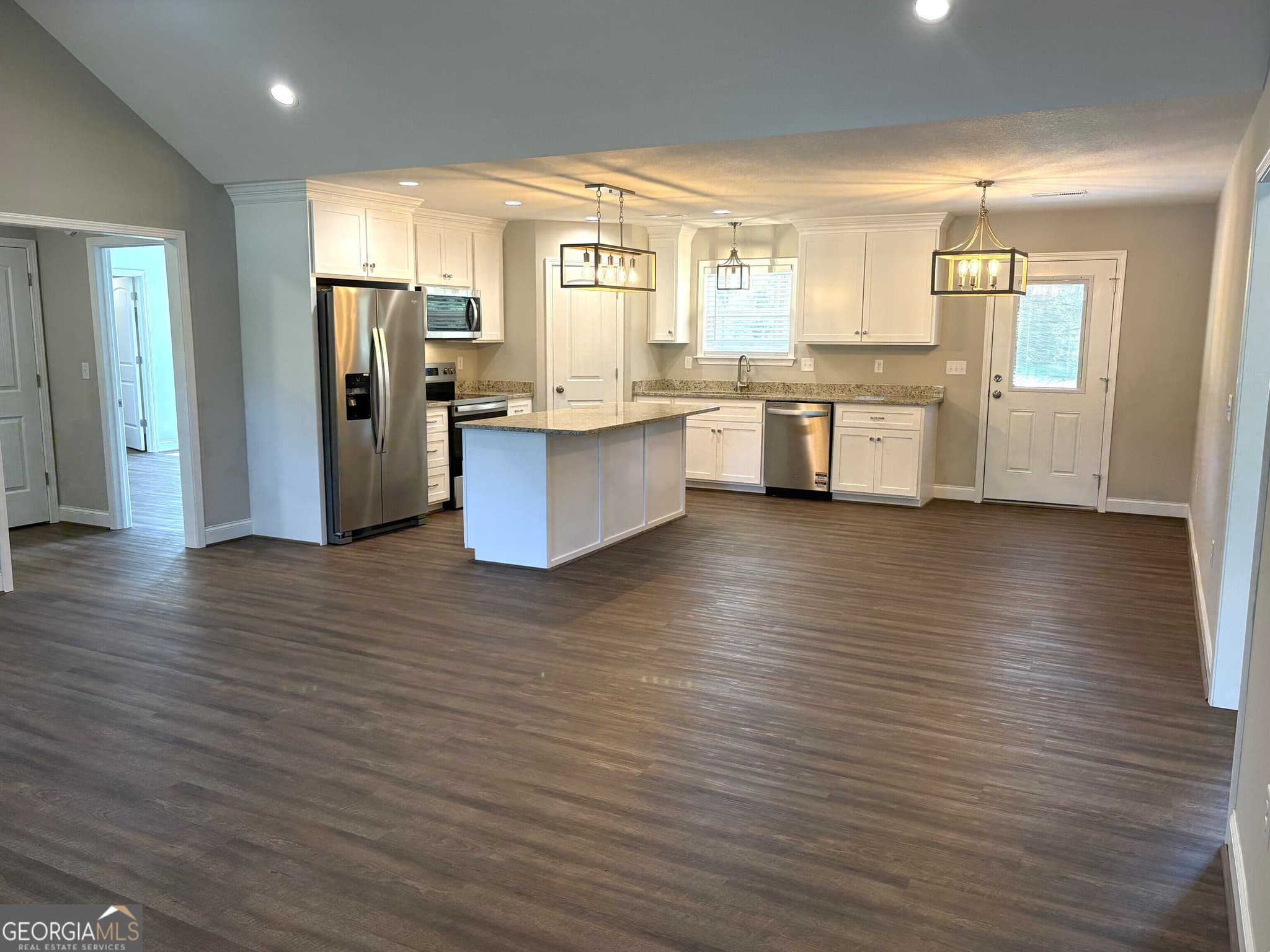 3 bedroom, 2 bathroom, 1,700 sq ft single family residence under contract at 221 Buckingham Parc Circle, East Dublin, GA 31027 — photo 4