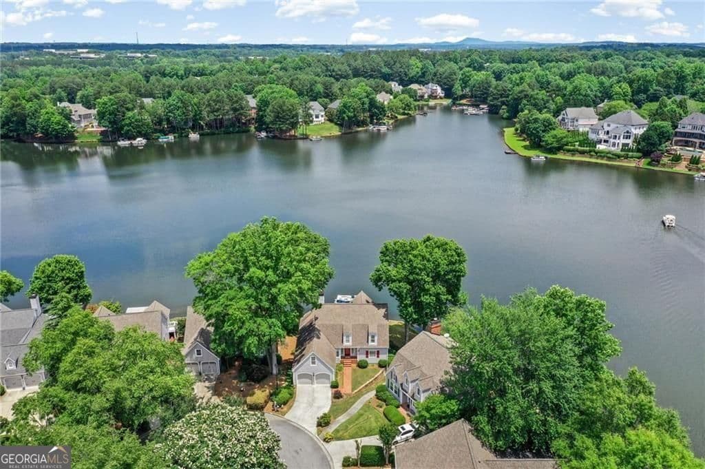 3 bedroom, 3.5 bathroom, 3,620 sq ft single family residence for sale at 6425 Spinnaker Lane, Alpharetta, GA 30005 — photo 3