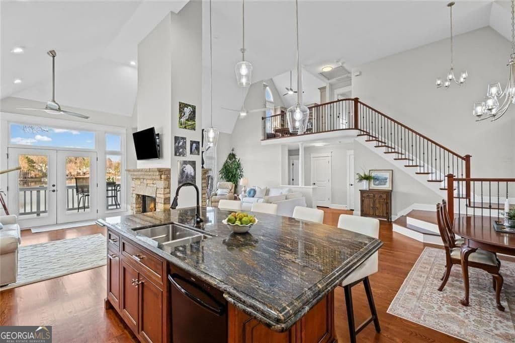 3 bedroom, 3.5 bathroom, 3,620 sq ft single family residence for sale at 6425 Spinnaker Lane, Alpharetta, GA 30005 — photo 8