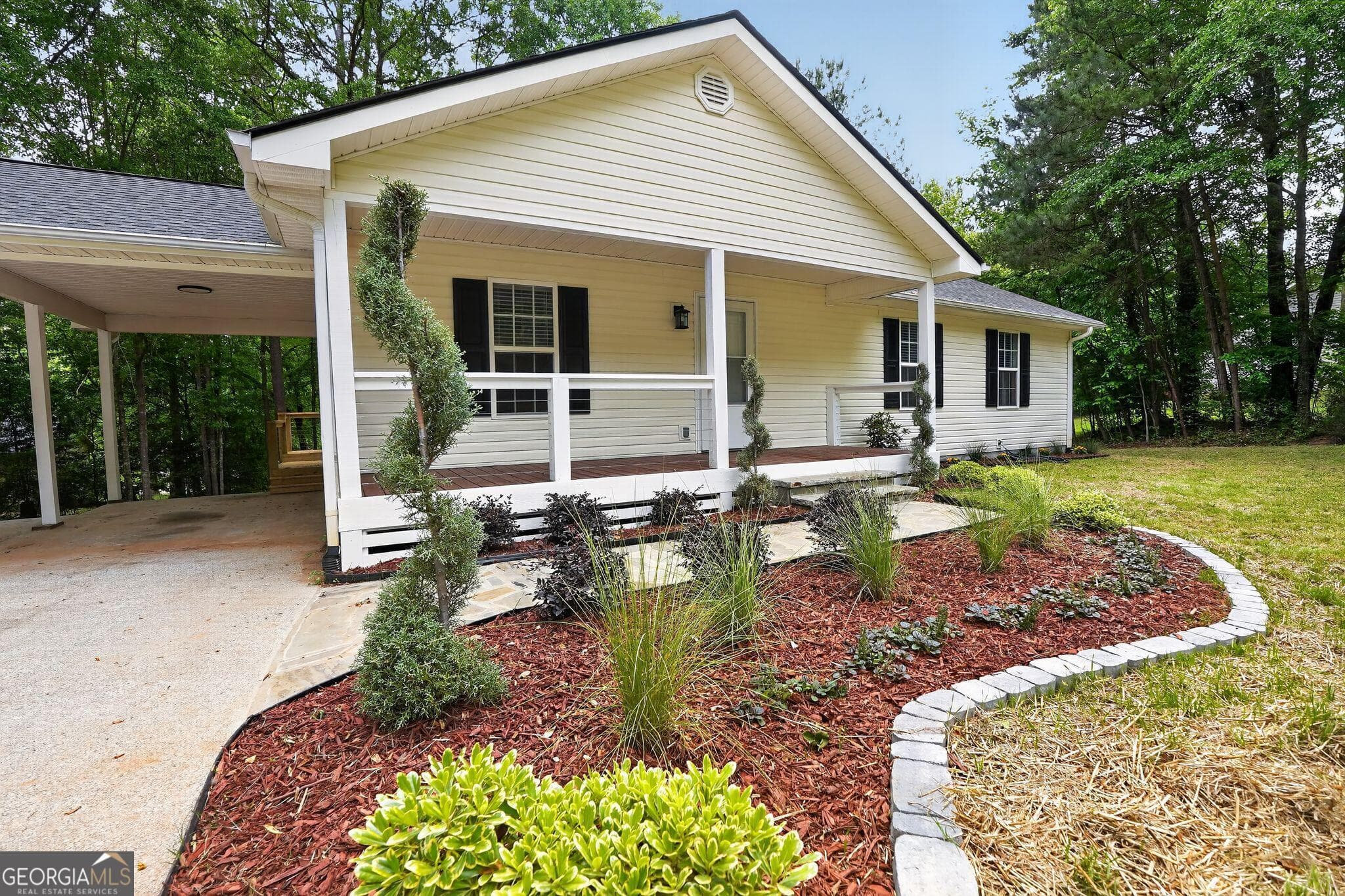3 bedroom, 2 bathroom, 1,288 sq ft single family residence for sale at 115 Richard Street, Clarkesville, GA 30523 — photo 4