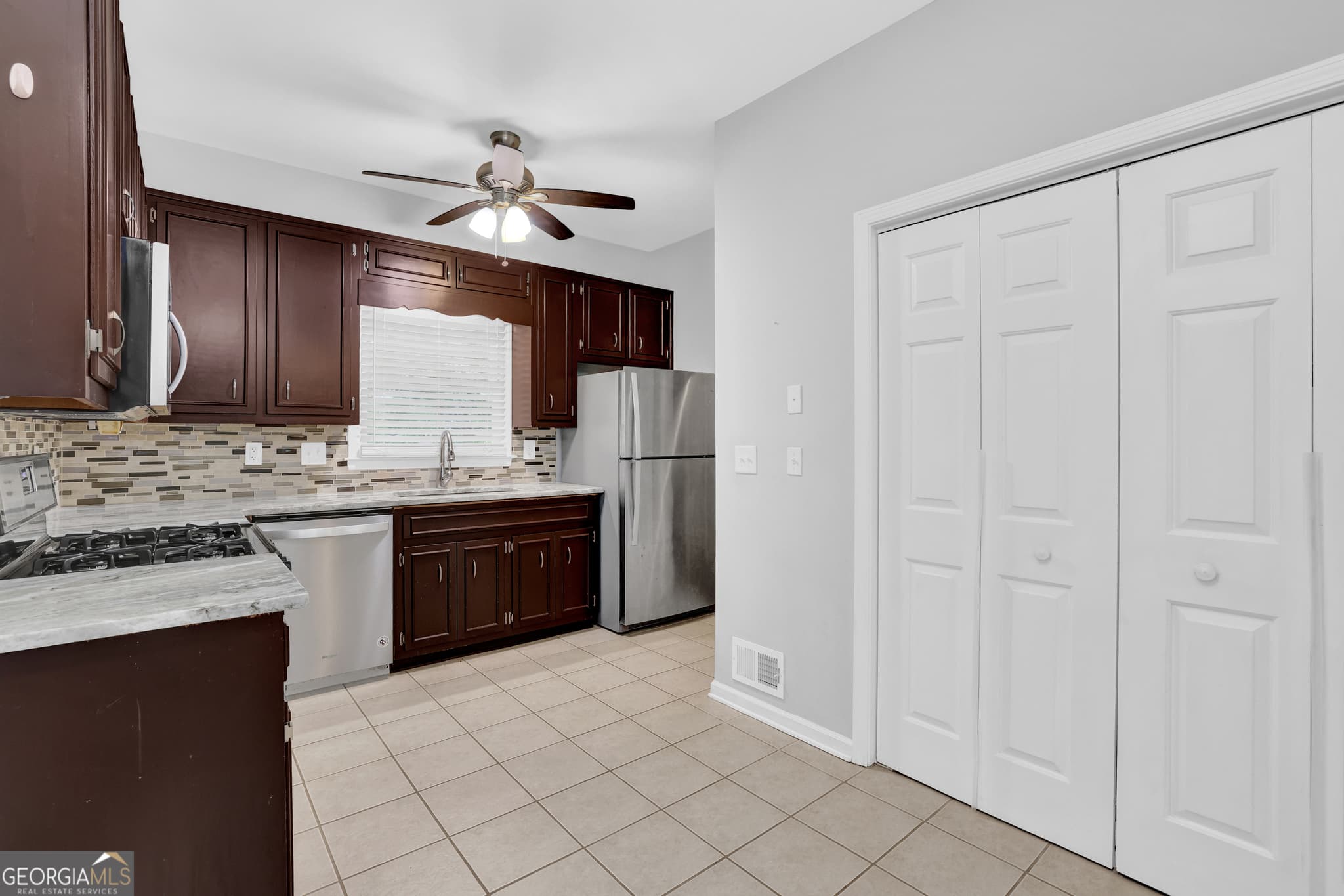 2 bedroom, 2.5 bathroom, 1,266 sq ft townhouse for sale at 1449 Cambridge Common, Decatur, GA 30033 — photo 4