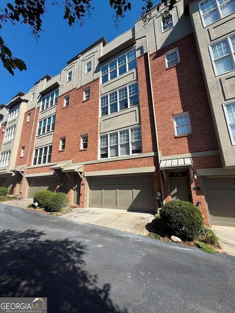 2 bedroom, 2.5 bathroom, 2,010 sq ft townhouse for rent at 1377 Parkview Lane, Atlanta, GA 30324 for $3,400 a month — photo 1 of 17