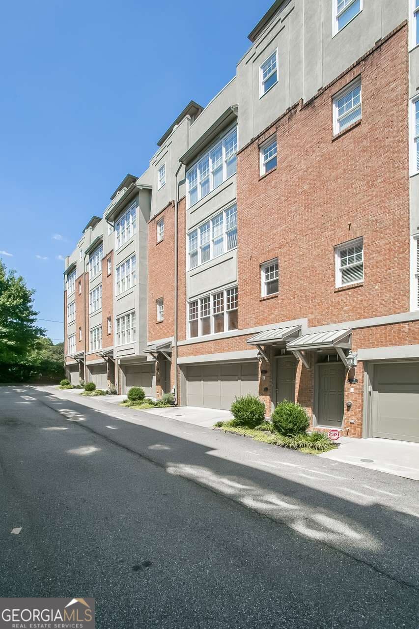 2 bedroom, 2.5 bathroom, 2,010 sq ft townhouse for rent at 1377 Parkview Lane, Atlanta, GA 30324 for $3,400 a month — photo 10