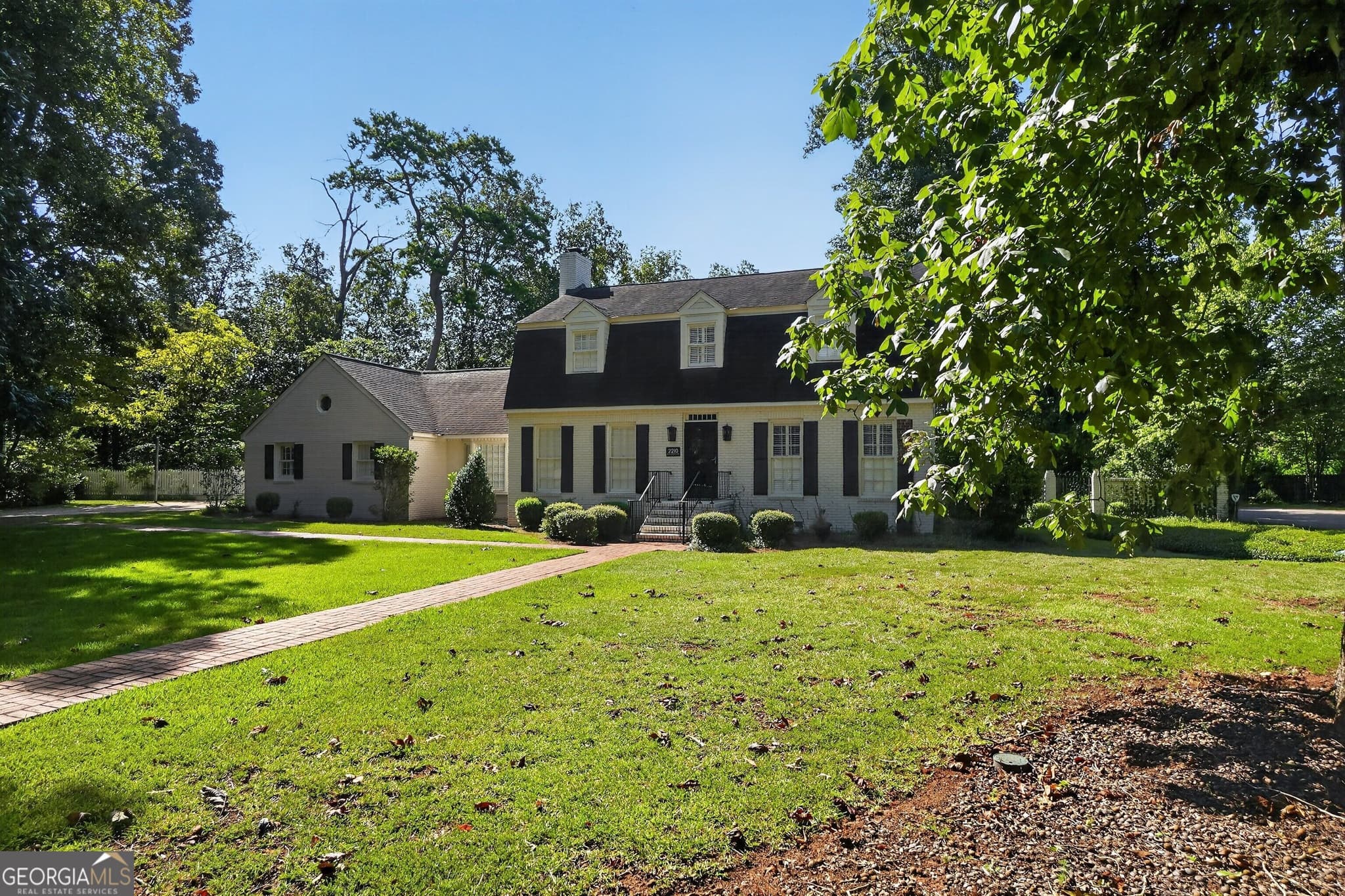 4 bedroom, 3.5 bathroom, 2,258 sq ft single family residence for sale at 2210 E Doublegate Drive, Albany, GA 31721 — photo 2