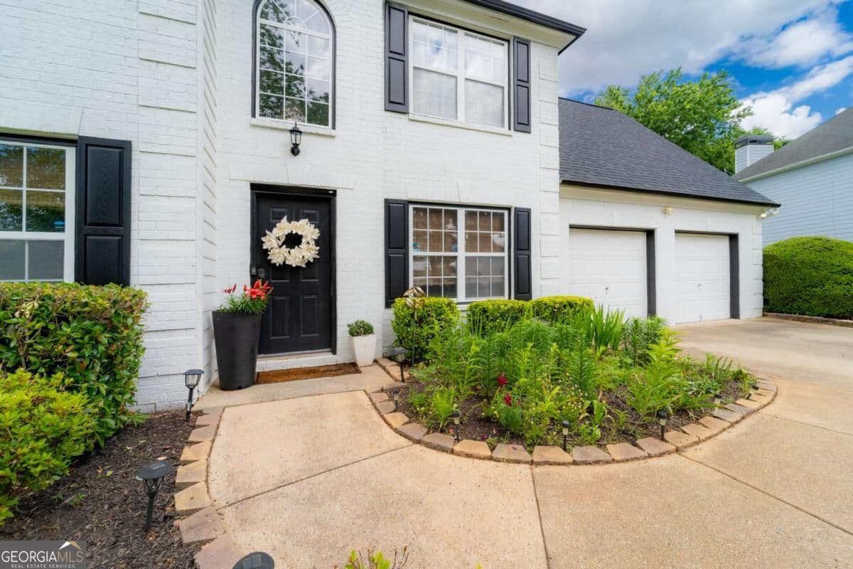 3 bedroom, 2.5 bathroom, 2,100 sq ft single family residence for sale at 1180 Overland Crossing, Alpharetta, GA 30004 — photo 2