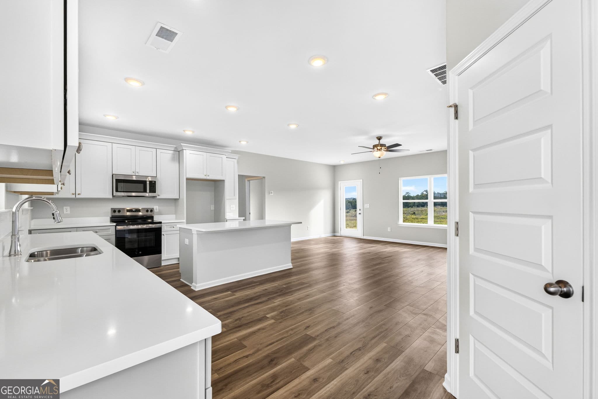 3 bedroom, 2 bathroom, 1,456 sq ft single family residence for sale at 1076 Primrose Circle, Greenville, GA 30222 — photo 3