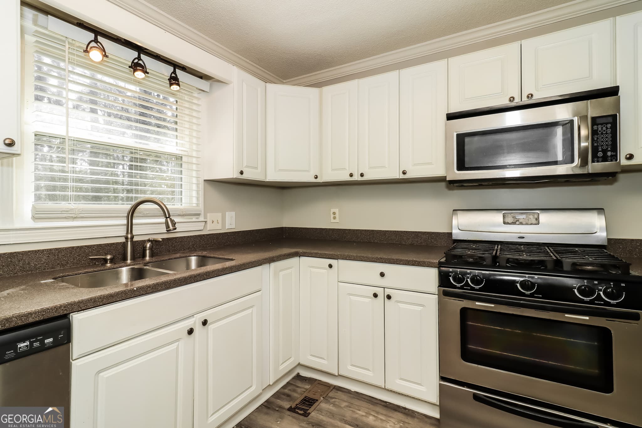 3 bedroom, 2.5 bathroom, 2,443 sq ft single family residence for sale at 1490 Mill Creek Court, Marietta, GA 30008 — photo 3