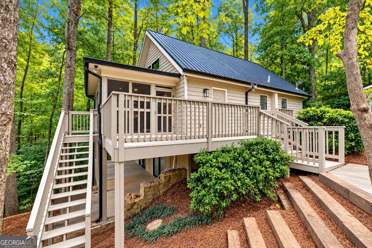 3 bedroom, 2 bathroom, 2,200 sq ft cabin,single family residence for sale at 6800 Thunder Trail, Gainesville, GA 30506 — photo 6