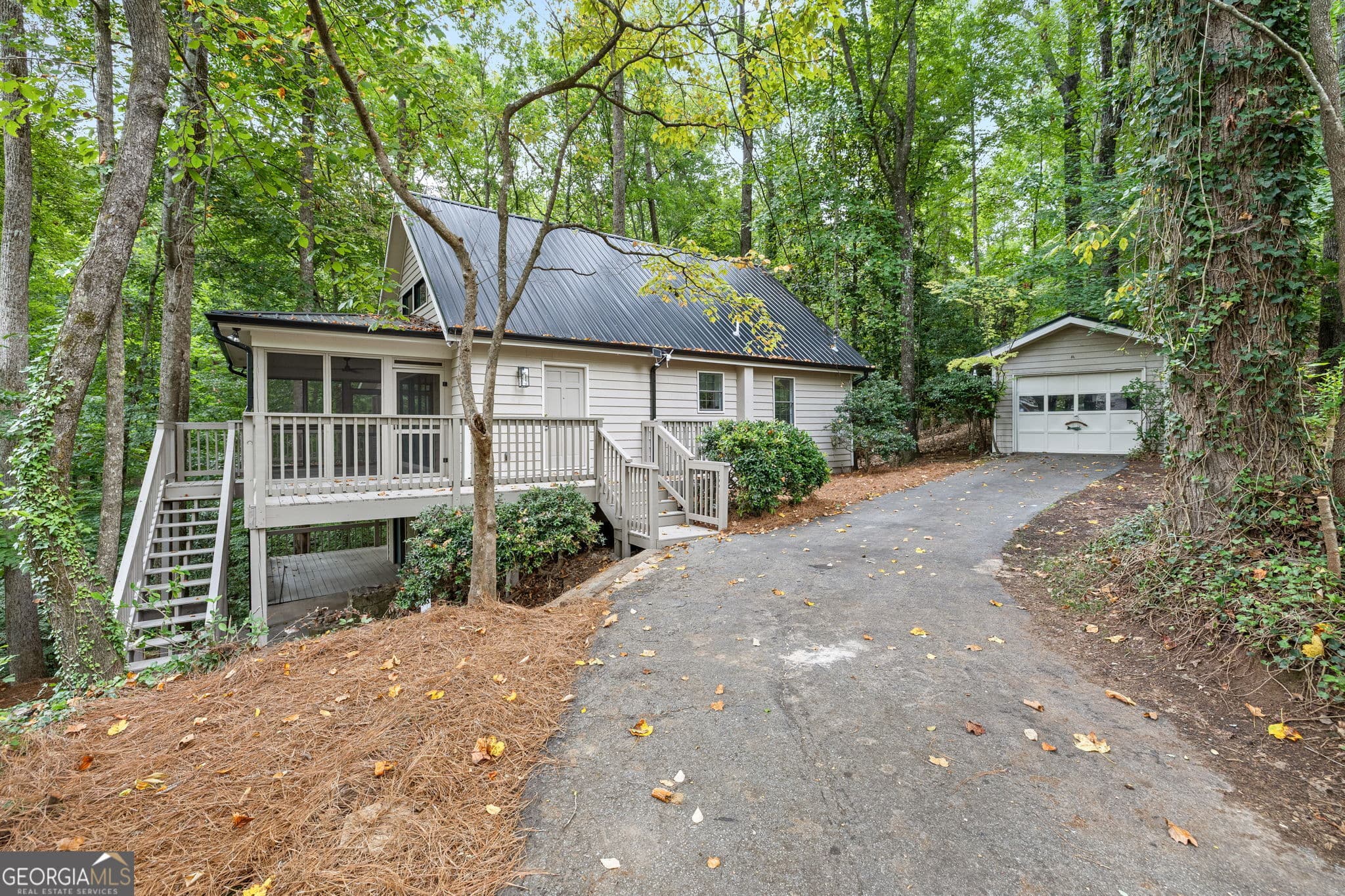 3 bedroom, 2 bathroom, 2,200 sq ft cabin,single family residence for sale at 6800 Thunder Trail, Gainesville, GA 30506 — photo 7