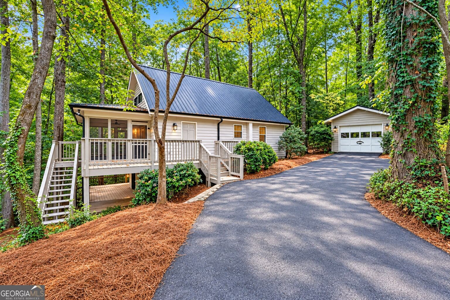 3 bedroom, 2 bathroom, 2,200 sq ft cabin,single family residence for sale at 6800 Thunder Trail, Gainesville, GA 30506 — photo 5