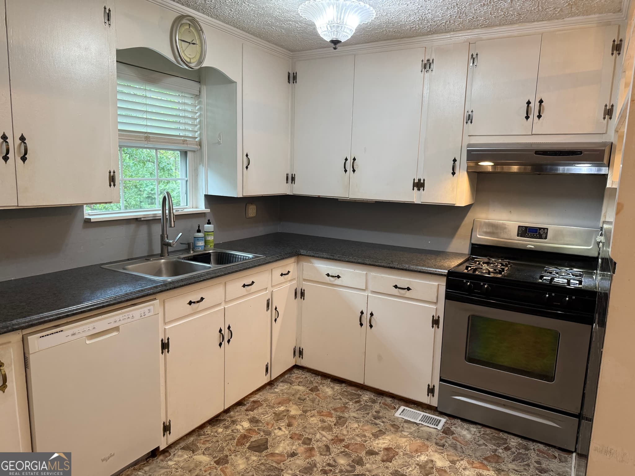2 bedroom, 1.5 bathroom, 1,566 sq ft single family residence under contract at 1591 Waymanville Road, Thomaston, GA 30286 — photo 8