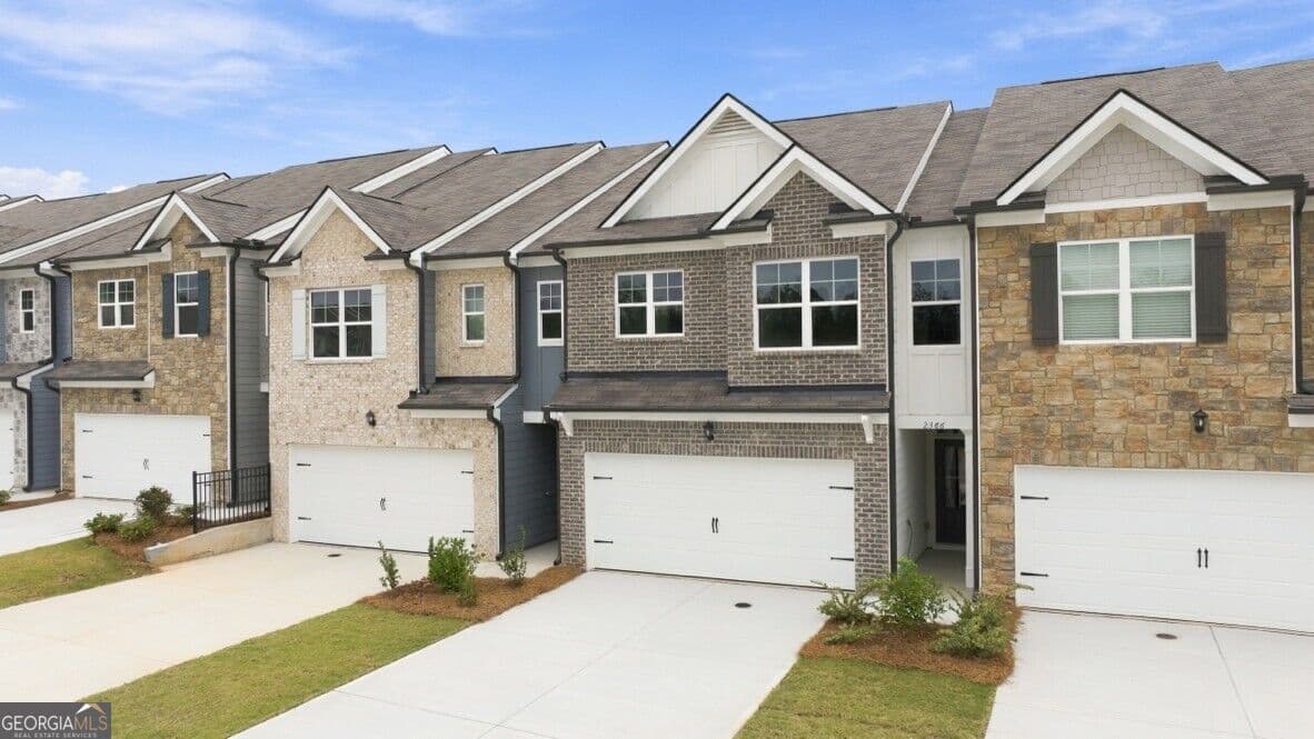 3 bedroom, 2.5 bathroom, 1,877 sq ft townhouse for sale at 2366 Carlton Parkway, Douglasville, GA 30135 — photo 2