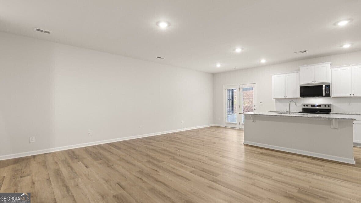 3 bedroom, 2.5 bathroom, 1,877 sq ft townhouse for sale at 2366 Carlton Parkway, Douglasville, GA 30135 — photo 4