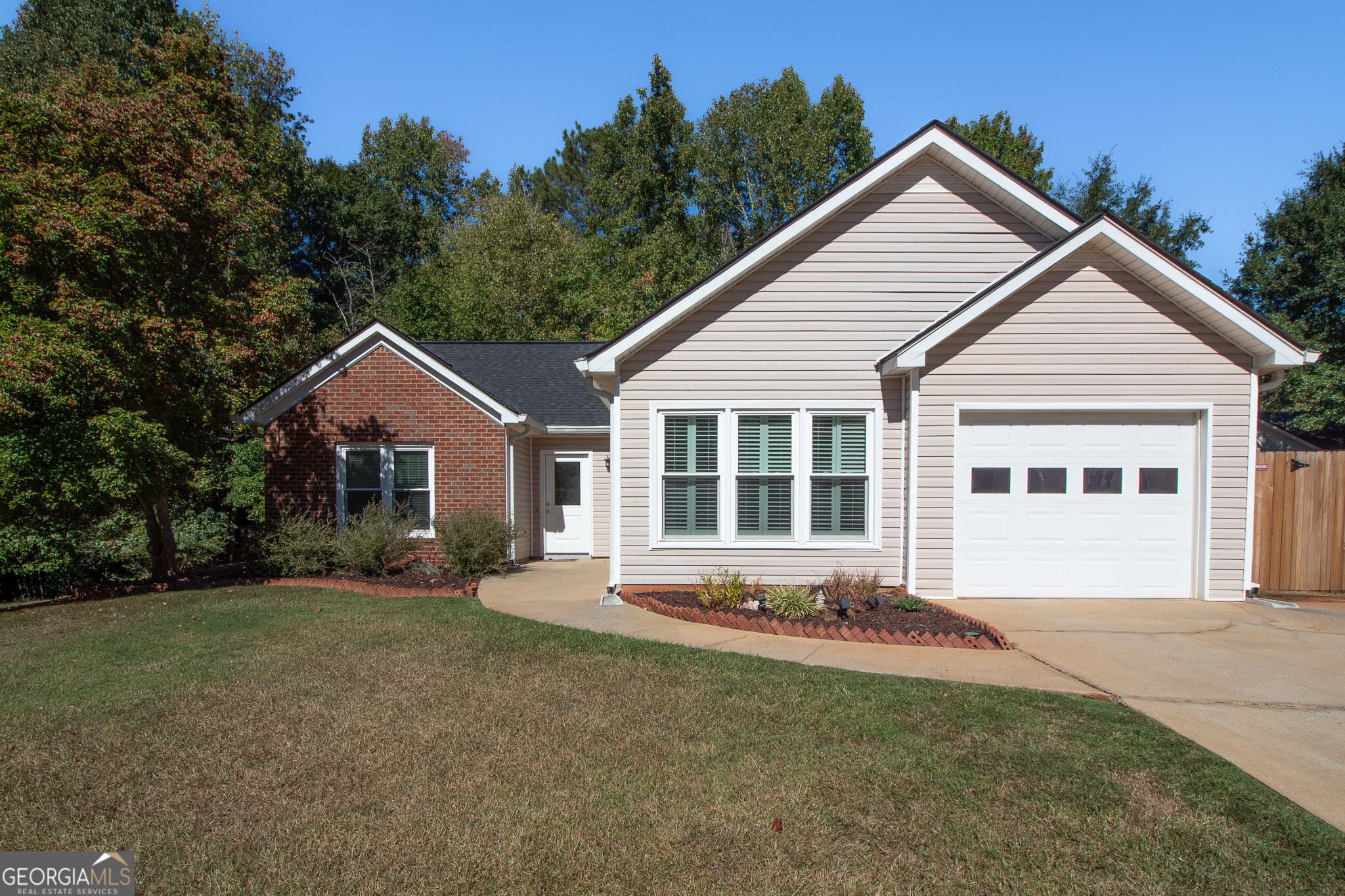 3 bedroom, 2 bathroom, 1,440 sq ft single family residence for sale at 110 Spring Lake Point, Athens, GA 30605 — photo 1 of 41