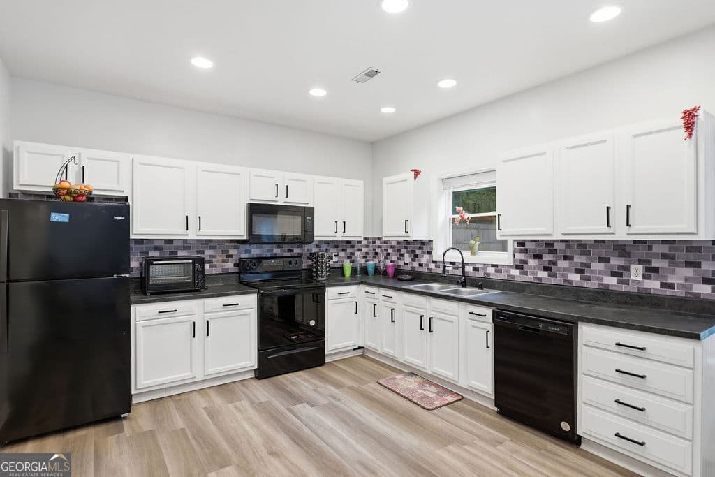 3 bedroom, 2.5 bathroom, 1,967 sq ft single family residence for sale at 157 Watkins Drive, Flovilla, GA 30216 — photo 6