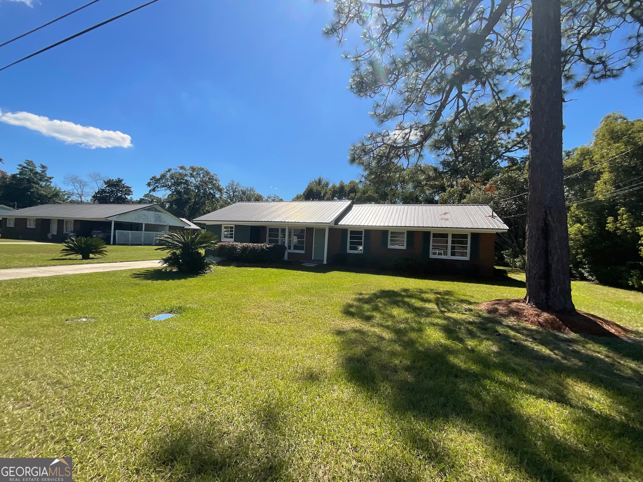 3 bedroom, 1.5 bathroom, 1,700 sq ft single family residence under contract at 195 Hollywood Avenue, Jesup, GA 31545