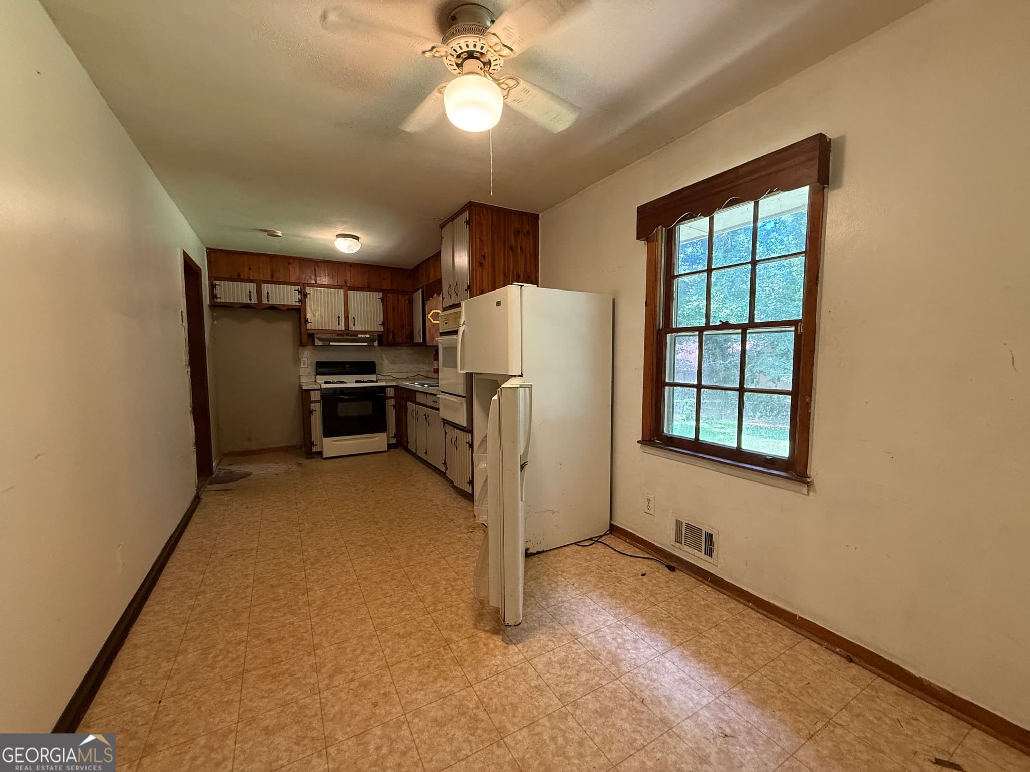 3 bedroom, 2.5 bathroom, 1,320 sq ft single family residence for sale at 6597 King William Drive, Morrow, GA 30260 — photo 7