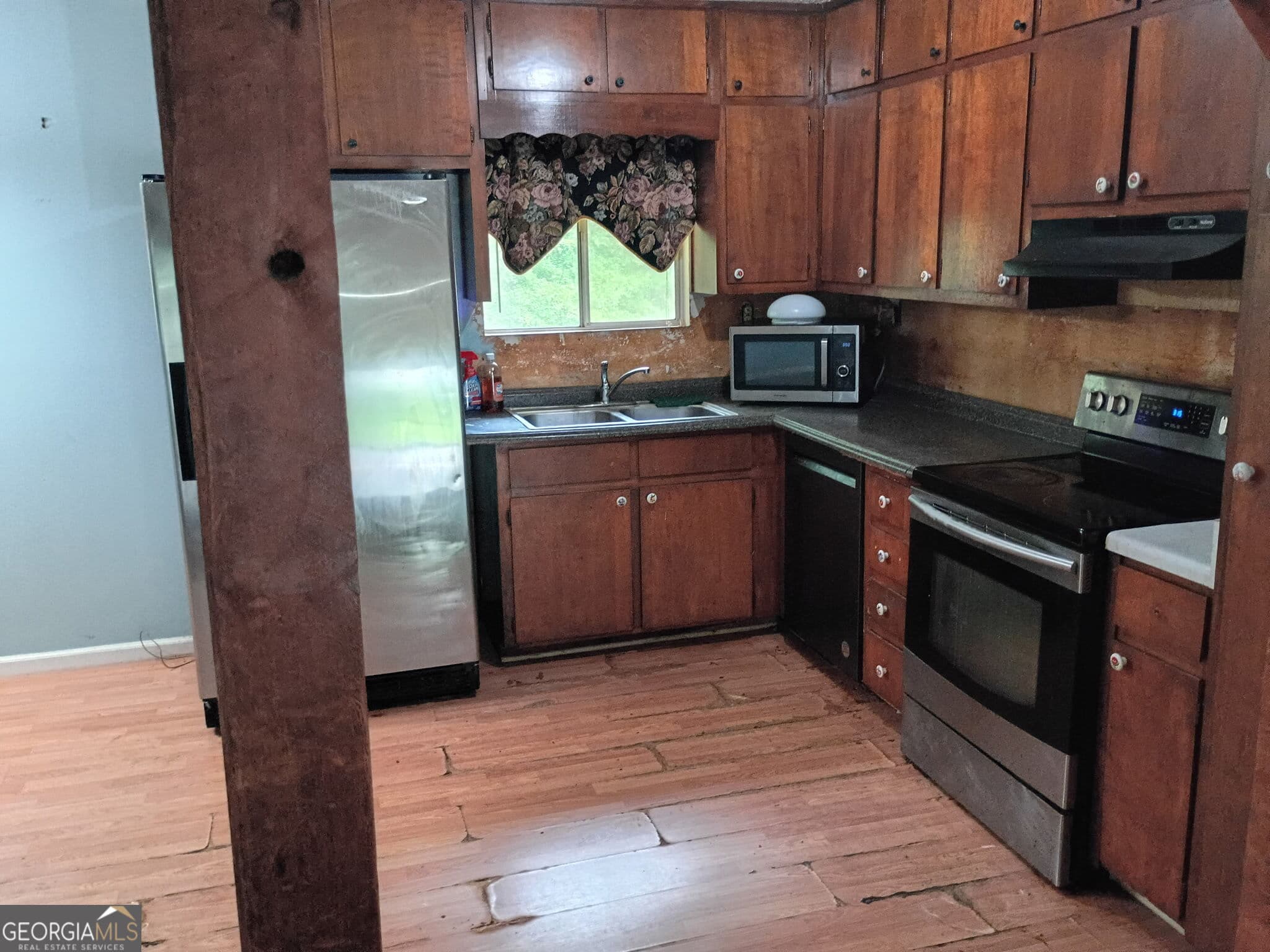 3 bedroom, 2 bathroom, 1,956 sq ft single family residence for sale at 141 Caldwell Drive, Hampton, GA 30228 — photo 2