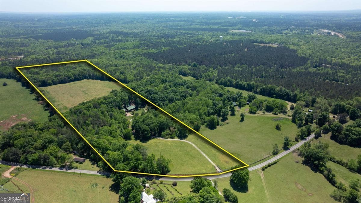 3 bedroom, 2 bathroom, 3,826 sq ft cabin,single family residence for sale at 224 Harmony Road, Eatonton, GA 31024 — photo 3