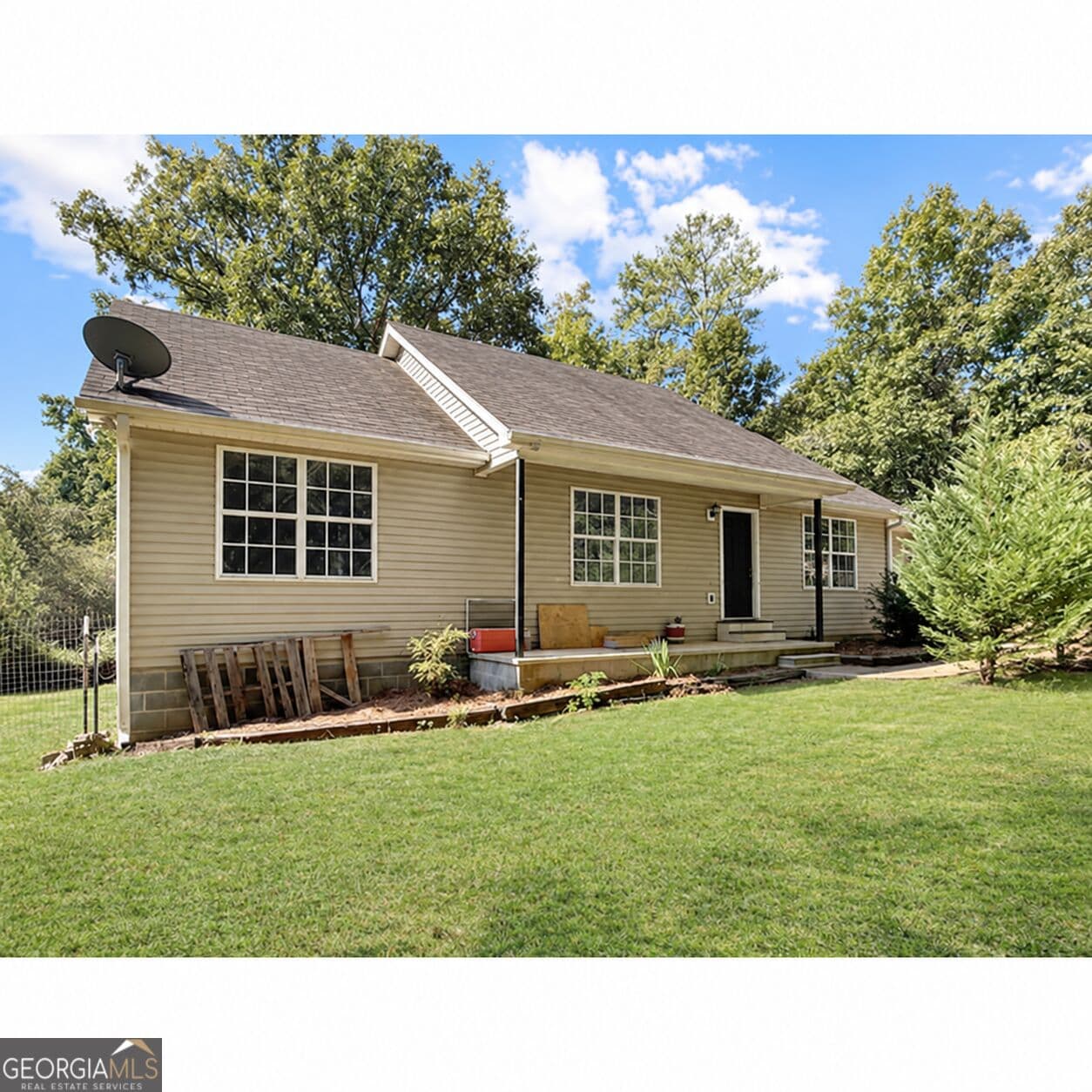 3 bedroom, 2 bathroom, 1,200 sq ft single family residence for sale at 223 City Pond Road, Barnesville, GA 30204 — photo 1 of 19