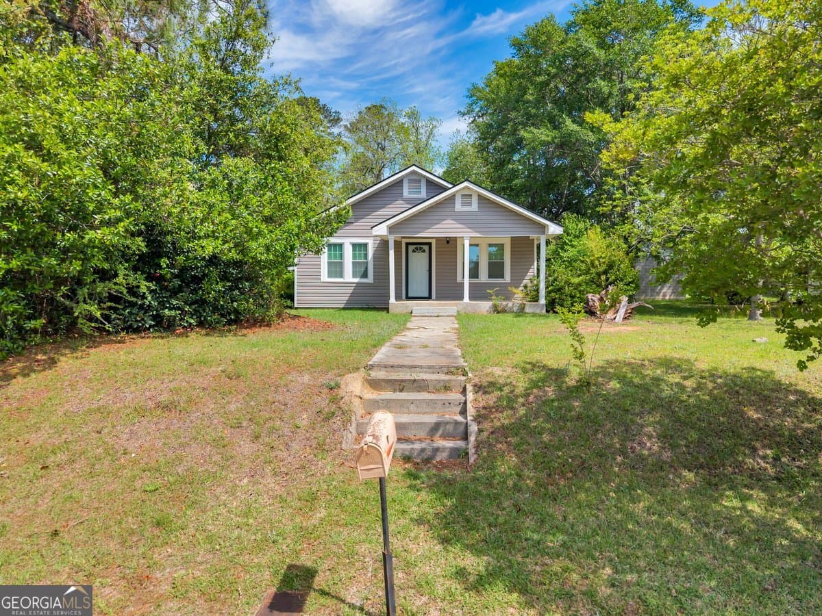 3 bedroom, 2 bathroom, 1,072 sq ft single family residence for sale at 211 E 5th Avenue, Cordele, GA 31015 — photo 2
