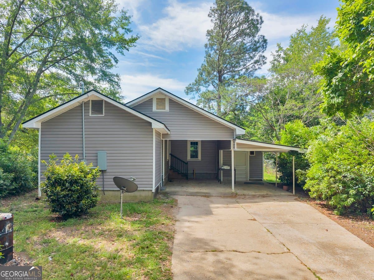 3 bedroom, 2 bathroom, 1,072 sq ft single family residence for sale at 211 E 5th Avenue, Cordele, GA 31015 — photo 6