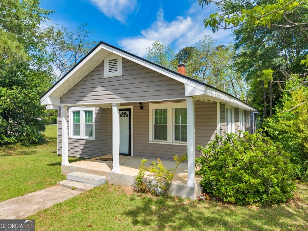 3 bedroom, 2 bathroom, 1,072 sq ft single family residence for sale at 211 E 5th Avenue, Cordele, GA 31015 — photo 3