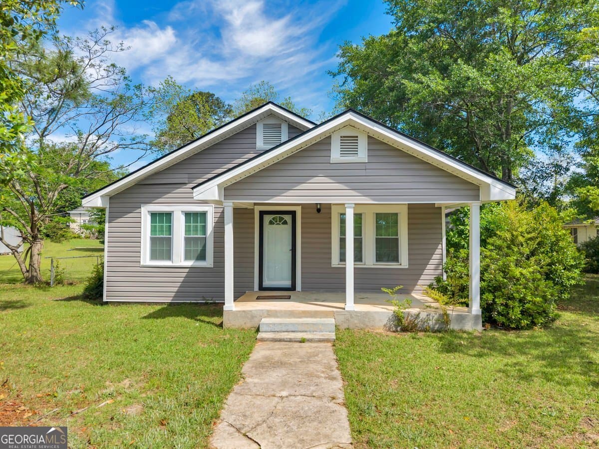 3 bedroom, 2 bathroom, 1,072 sq ft single family residence for sale at 211 E 5th Avenue, Cordele, GA 31015 — photo 1 of 8