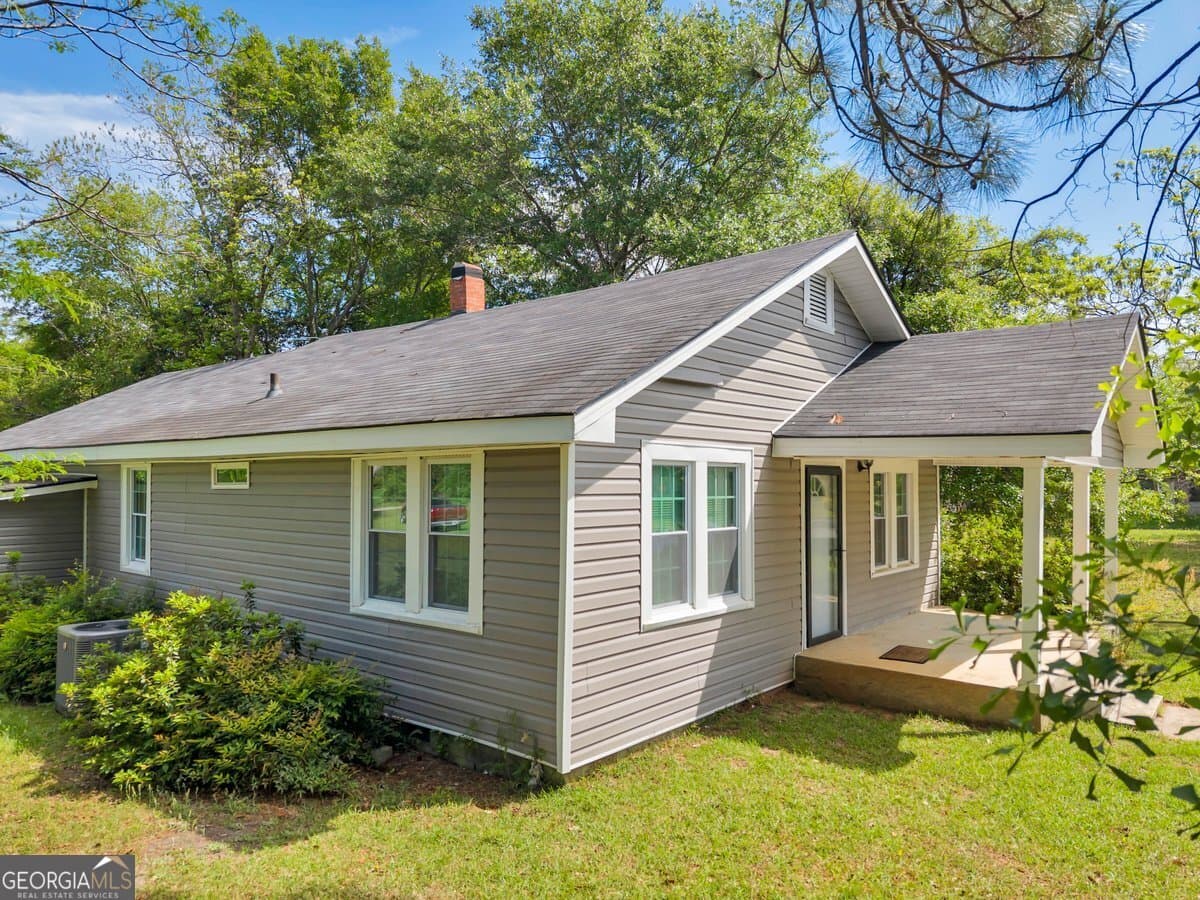 3 bedroom, 2 bathroom, 1,072 sq ft single family residence for sale at 211 E 5th Avenue, Cordele, GA 31015 — photo 4
