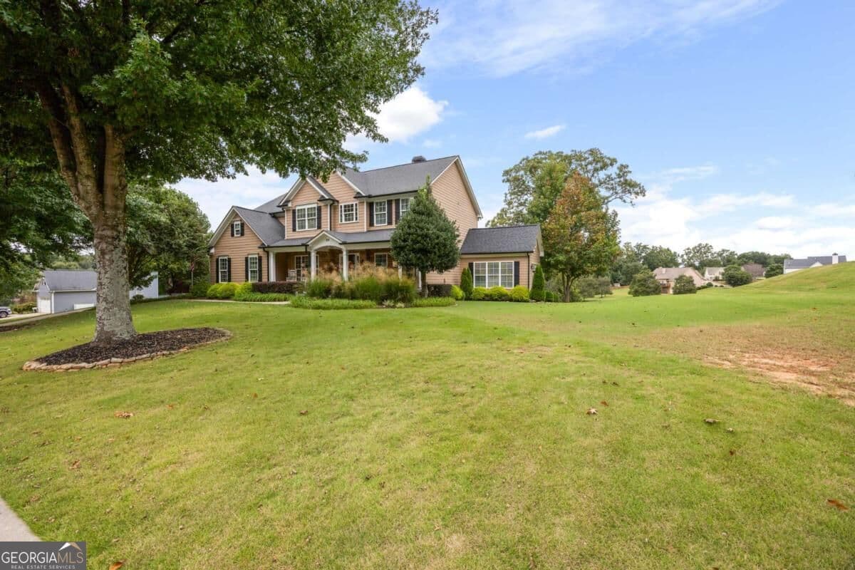 6 bedroom, 4 bathroom, 4,110 sq ft single family residence for sale at 258 Downing Street, Hoschton, GA 30548 — photo 3