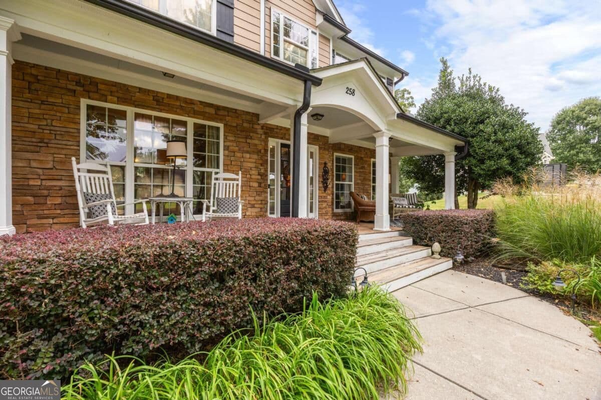 6 bedroom, 4 bathroom, 4,110 sq ft single family residence for sale at 258 Downing Street, Hoschton, GA 30548 — photo 4