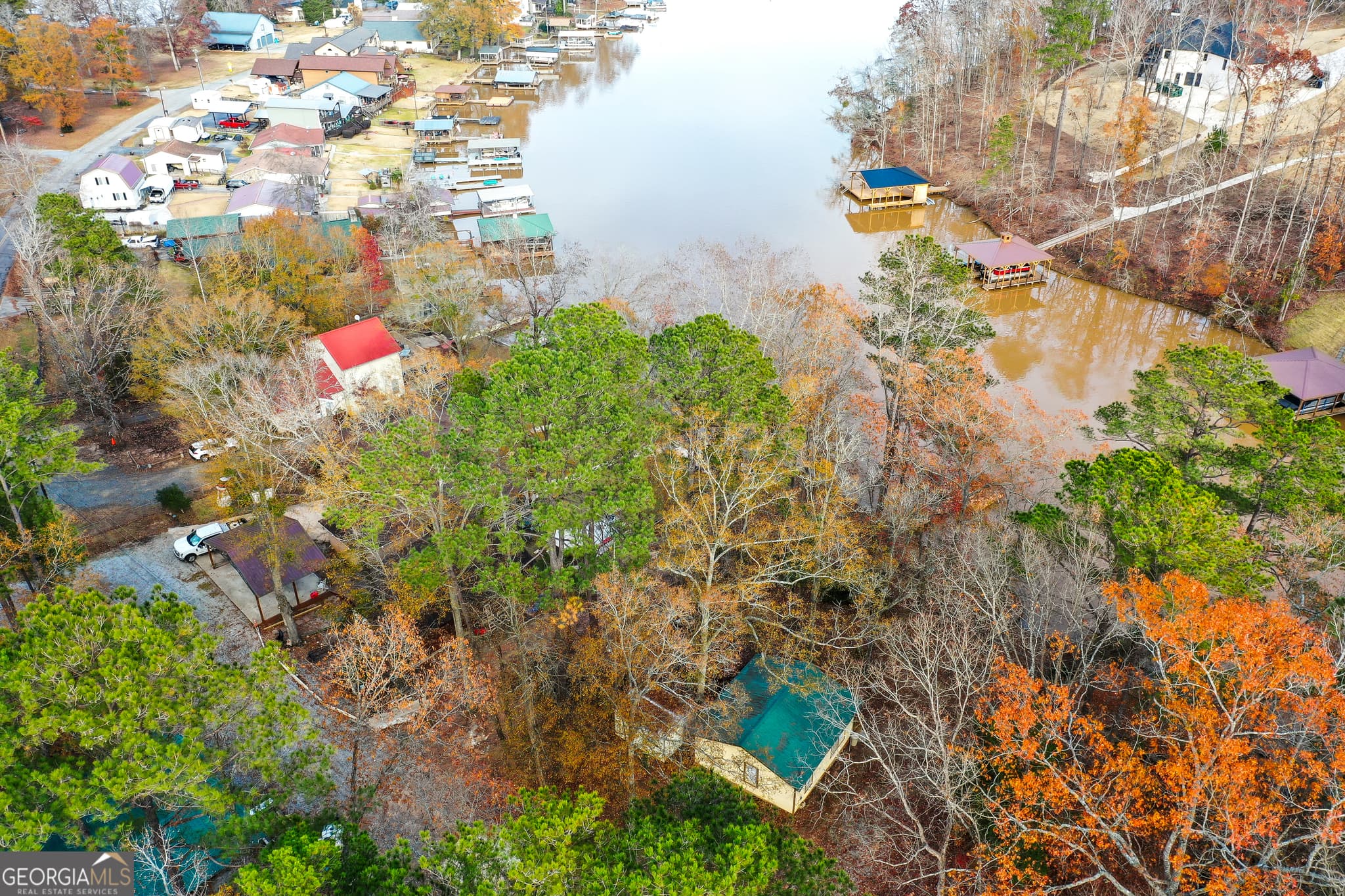 1 bedroom, 1 bathroom, 634 sq ft cabin,single family residence for sale at 186 Arrow Point Road, Jackson, GA 30233 — photo 2