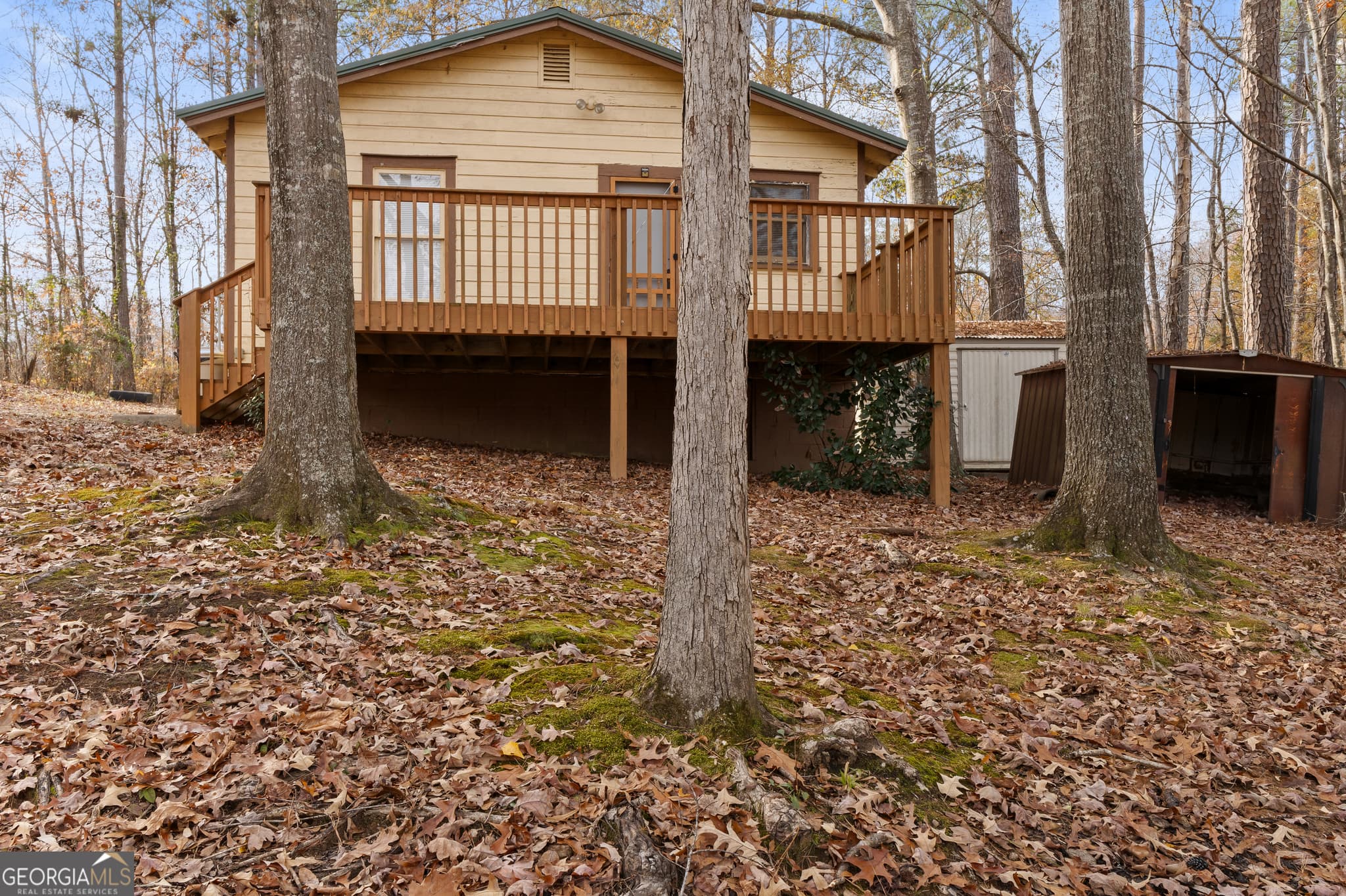 1 bedroom, 1 bathroom, 634 sq ft cabin,single family residence for sale at 186 Arrow Point Road, Jackson, GA 30233 — photo 6