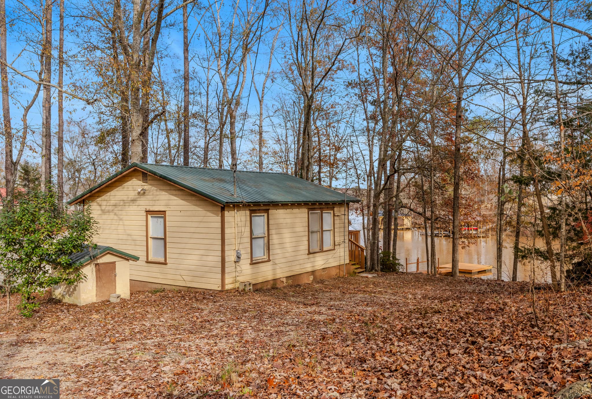 1 bedroom, 1 bathroom, 634 sq ft cabin,single family residence for sale at 186 Arrow Point Road, Jackson, GA 30233 — photo 7