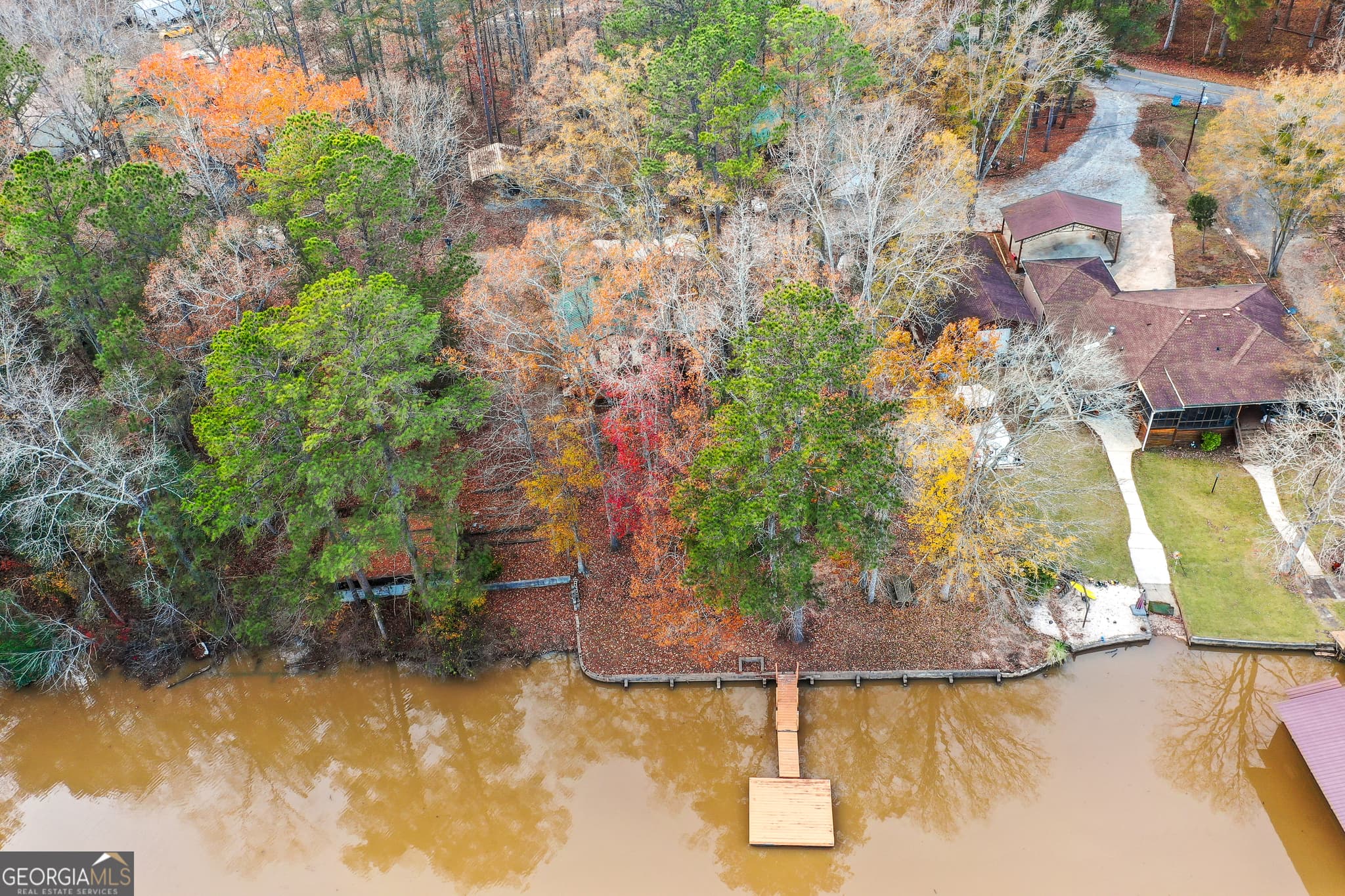 1 bedroom, 1 bathroom, 634 sq ft cabin,single family residence for sale at 186 Arrow Point Road, Jackson, GA 30233 — photo 1 of 17