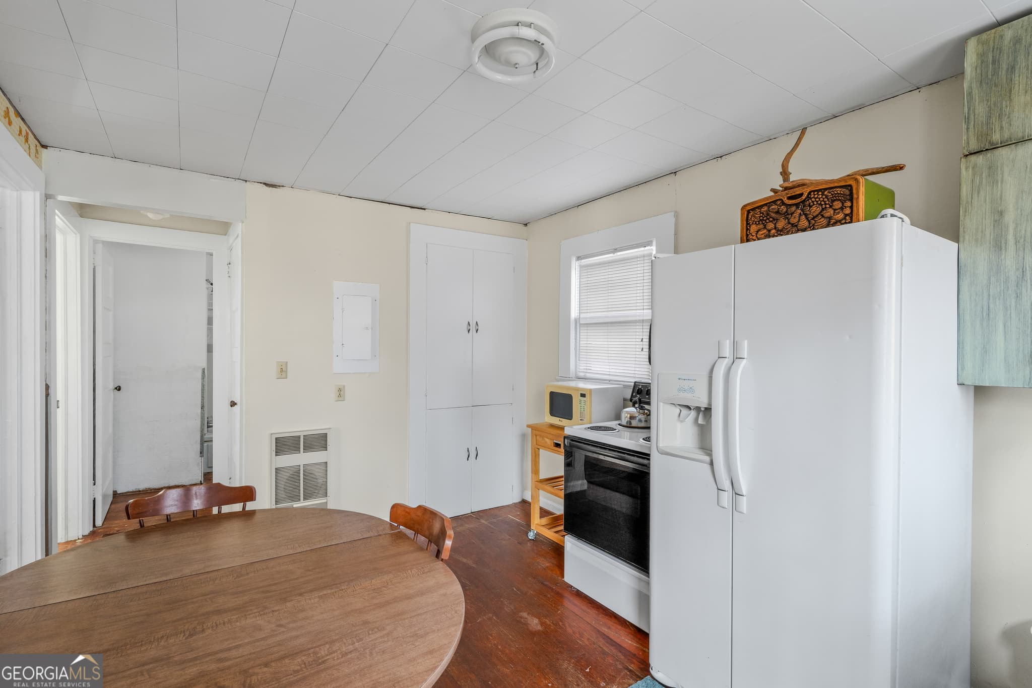 1 bedroom, 1 bathroom, 634 sq ft cabin,single family residence for sale at 186 Arrow Point Road, Jackson, GA 30233 — photo 9