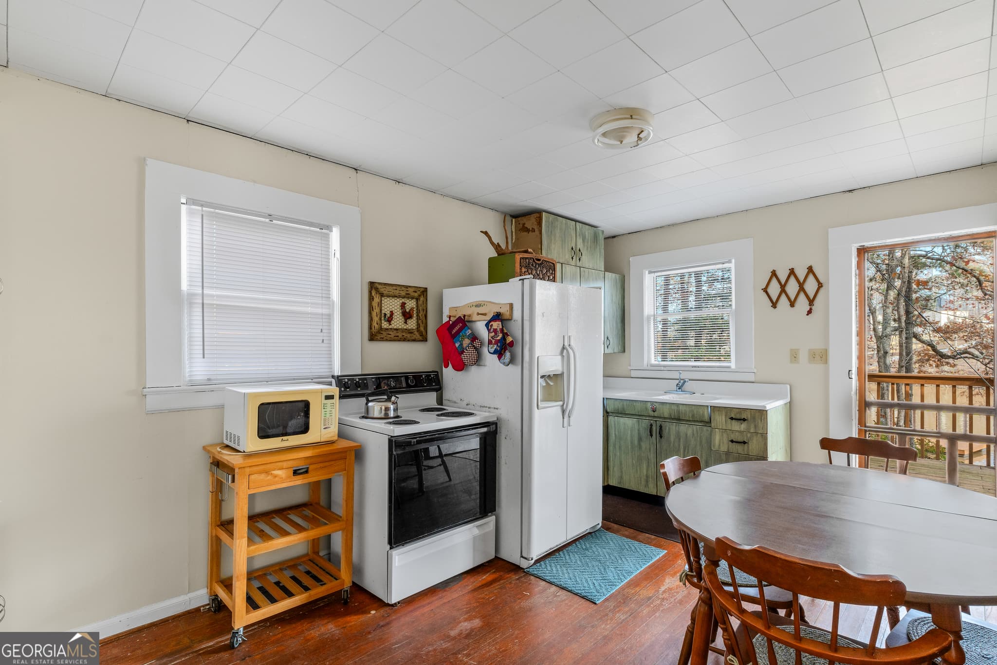 1 bedroom, 1 bathroom, 634 sq ft cabin,single family residence for sale at 186 Arrow Point Road, Jackson, GA 30233 — photo 10