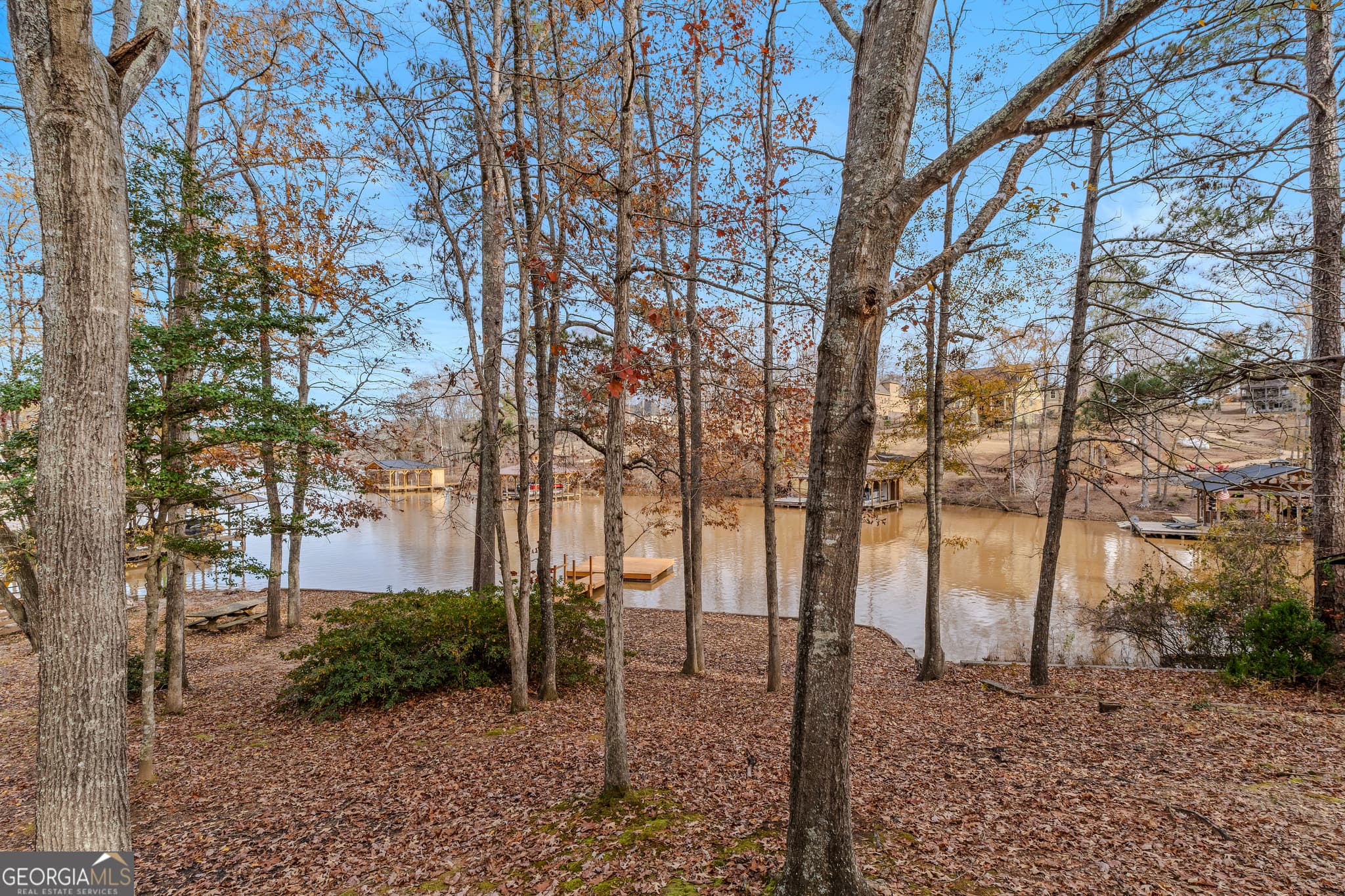 1 bedroom, 1 bathroom, 634 sq ft cabin,single family residence for sale at 186 Arrow Point Road, Jackson, GA 30233 — photo 4
