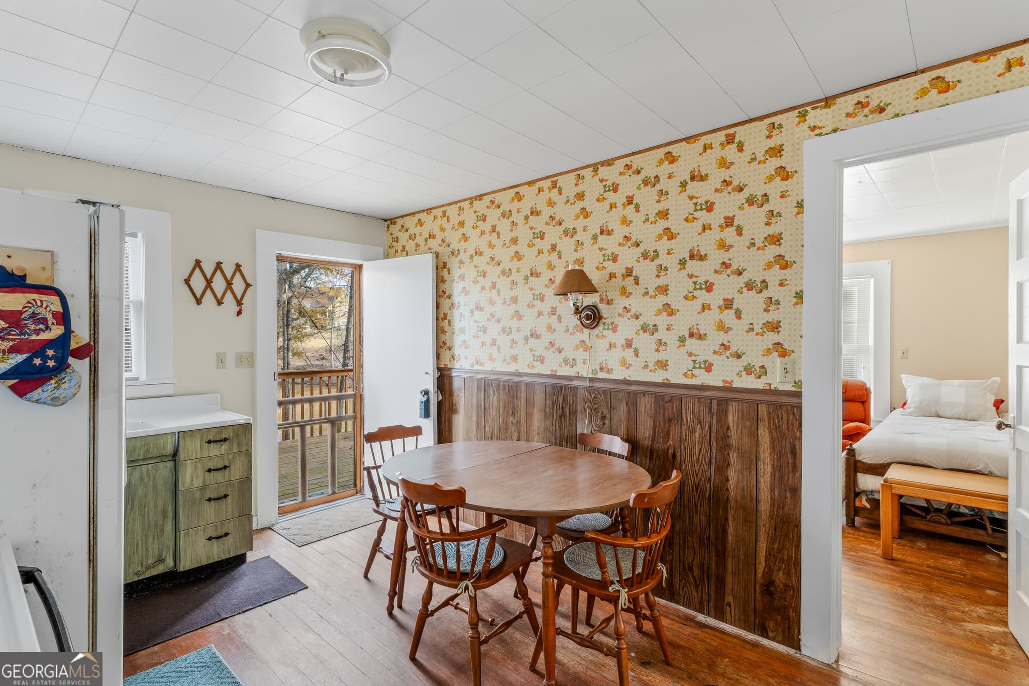 1 bedroom, 1 bathroom, 634 sq ft cabin,single family residence for sale at 186 Arrow Point Road, Jackson, GA 30233 — photo 8