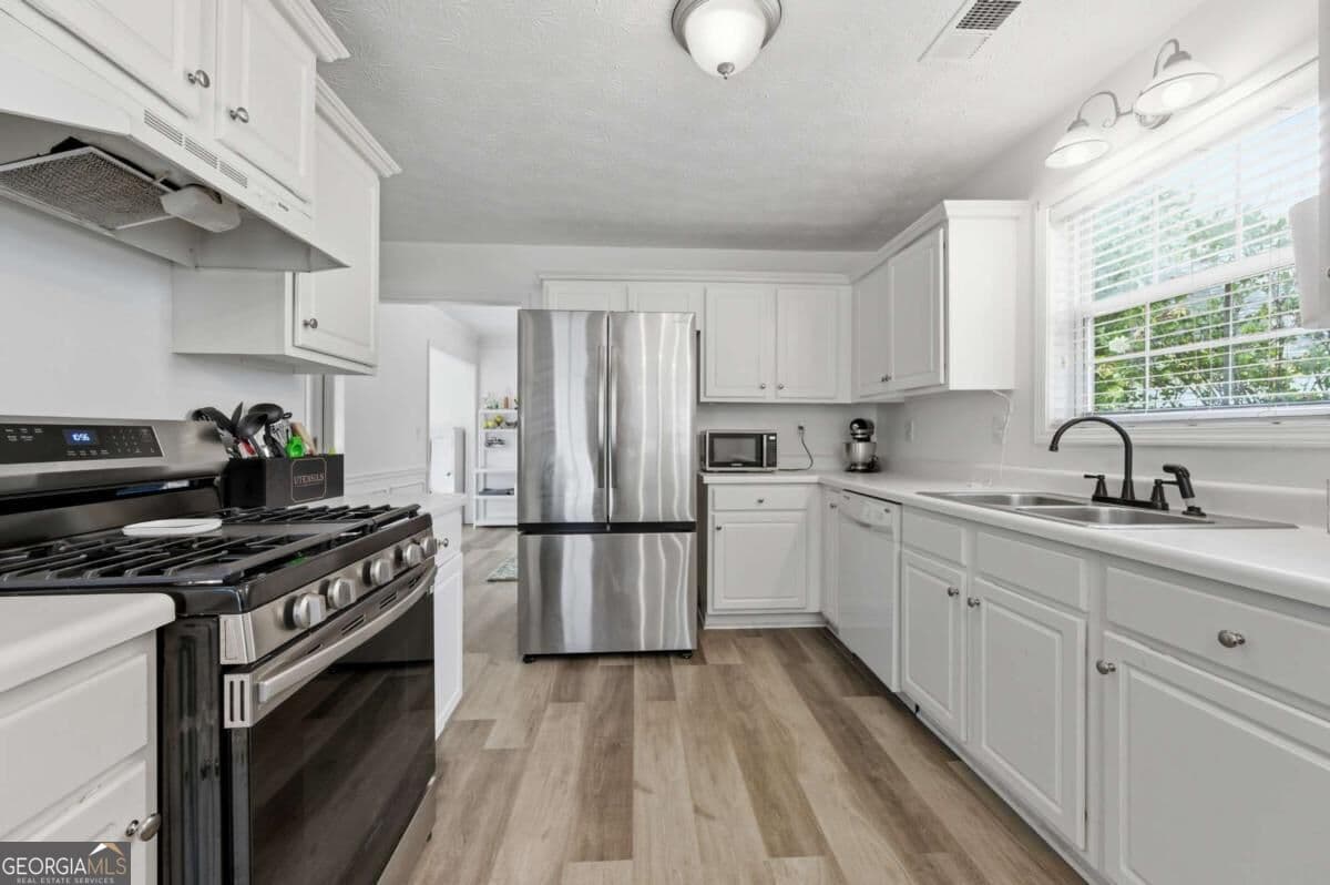 4 bedroom, 2.5 bathroom, 1,922 sq ft single family residence for sale at 2800 General Lee Way, Buford, GA 30519 — photo 8
