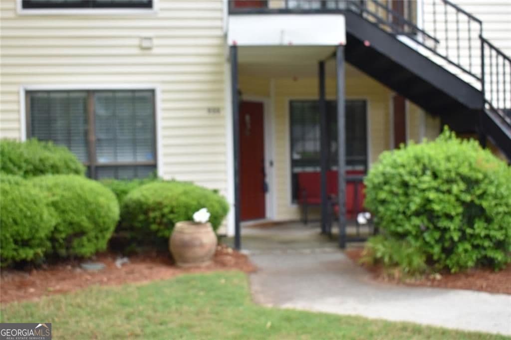 2 bedroom, 2 bathroom, 941 sq ft condominium sold at 555 Windchase Lane, Stone Mountain, GA 30083