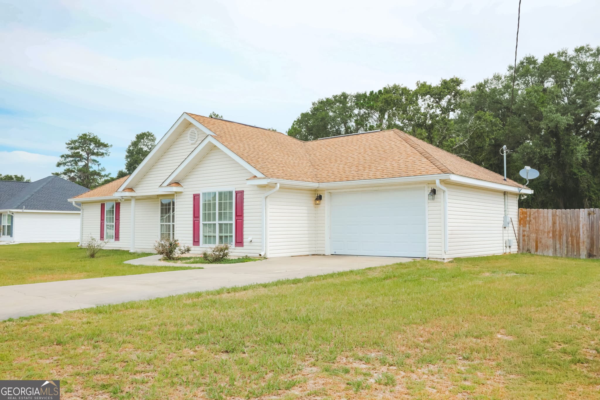 3 bedroom, 2 bathroom, 1,327 sq ft single family residence for sale at 4063 Meadow Circle, Blackshear, GA 31516 — photo 2