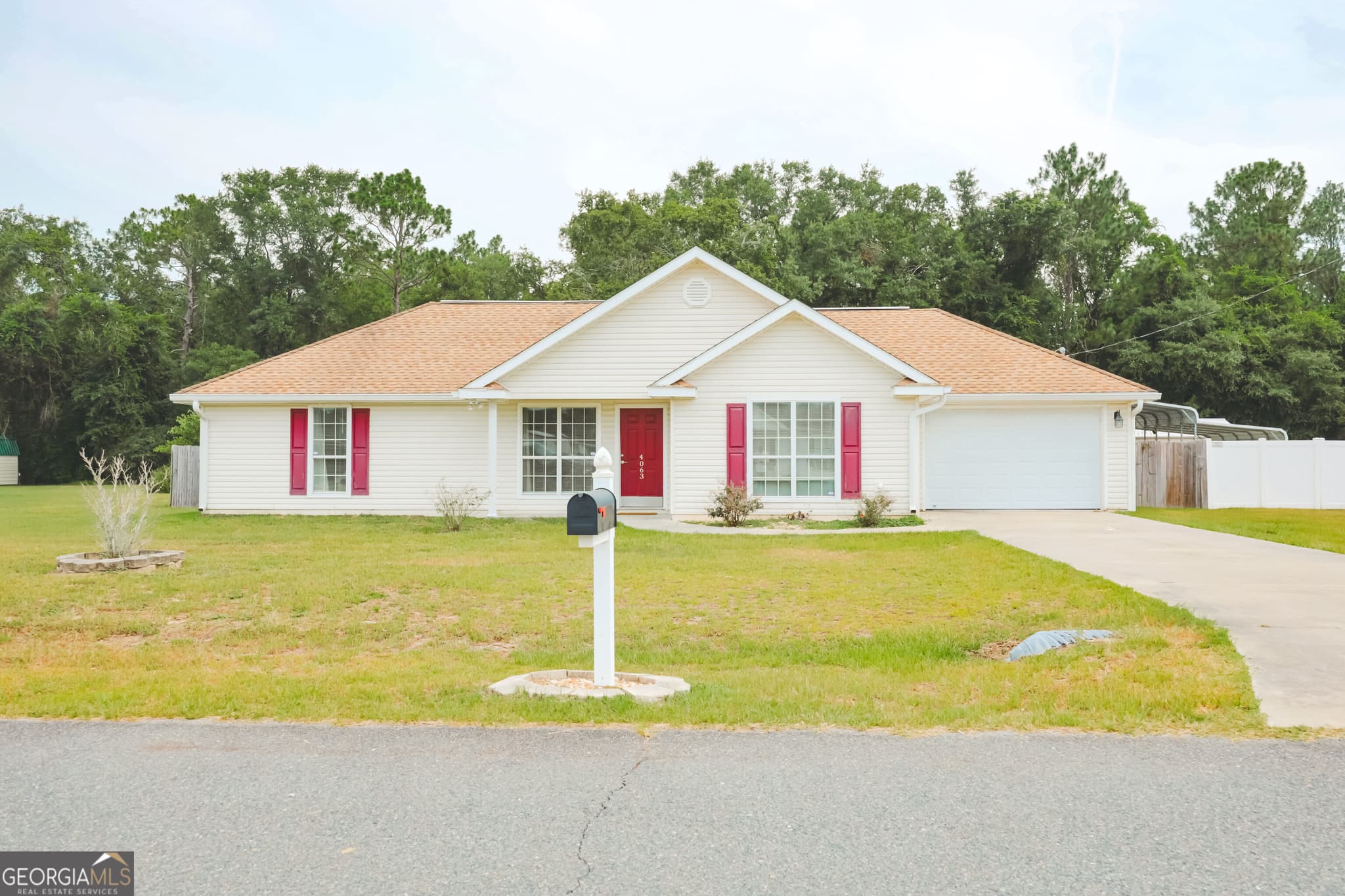 3 bedroom, 2 bathroom, 1,327 sq ft single family residence for sale at 4063 Meadow Circle, Blackshear, GA 31516