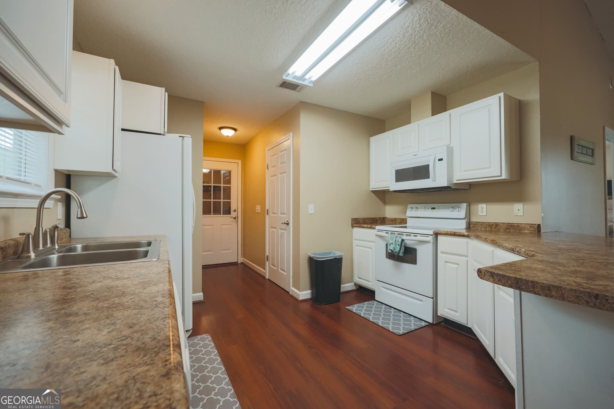 3 bedroom, 2 bathroom, 1,327 sq ft single family residence for sale at 4063 Meadow Circle, Blackshear, GA 31516 — photo 9