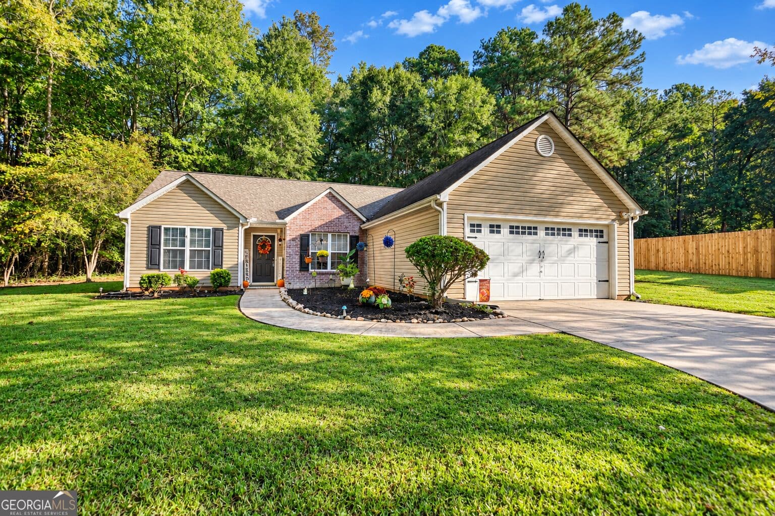 3 bedroom, 2 bathroom, 1,475 sq ft single family residence for sale at 70 Alcovy Circle, Covington, GA 30014 — photo 1 of 30