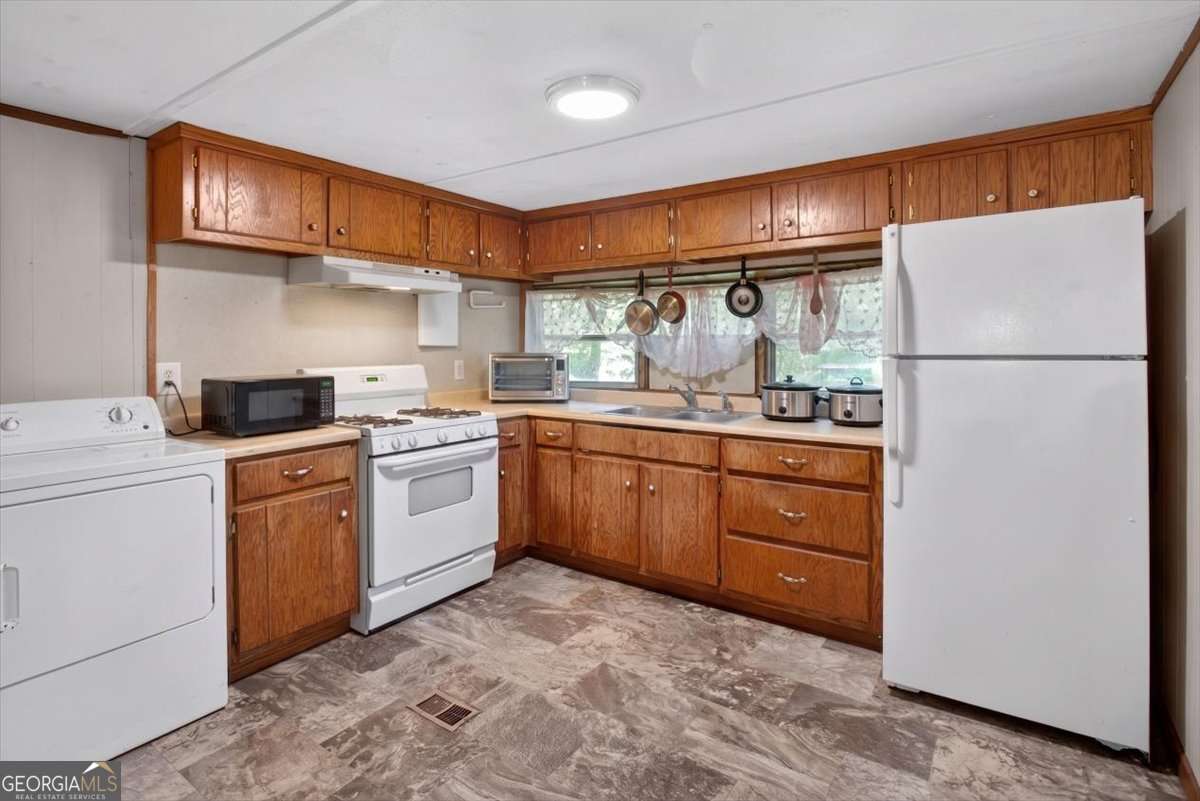 2 bedroom, 1 bathroom, 650 sq ft manufactured home,single family residence for sale at 2024 Ball Ground Highway, Canton, GA 30114 — photo 8