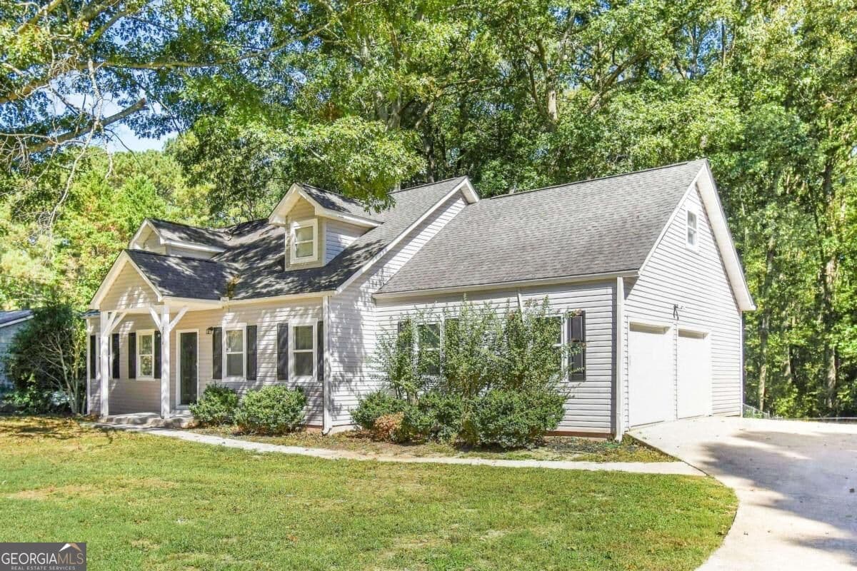 3 bedroom, 2 bathroom, 1,988 sq ft single family residence for sale at 3230 Grand Central Drive, Snellville, GA 30078 — photo 2